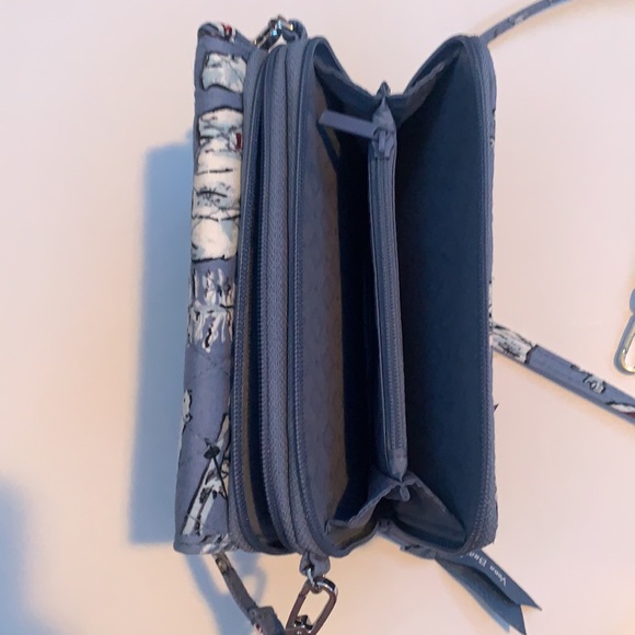 Vera Bradley crossbody/ wristlet. Blue Polar bear print. 3 sections. - Picture 3 of 7